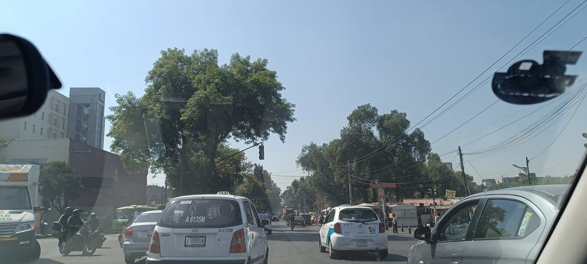 ETdMndz's tweet photo. @C5_CDMX @SGIRPC_CDMX @TuAlcaldiaGAM  Buenos días, los semáforos sobre Av. IPN y Colector 13 no funcionan, ya tiene 1 mes así, al igual que al cruce en Av. IPN y Fortuna, Av. IPN y Ticomán https://t.co/Nn0FRnQ5bJ