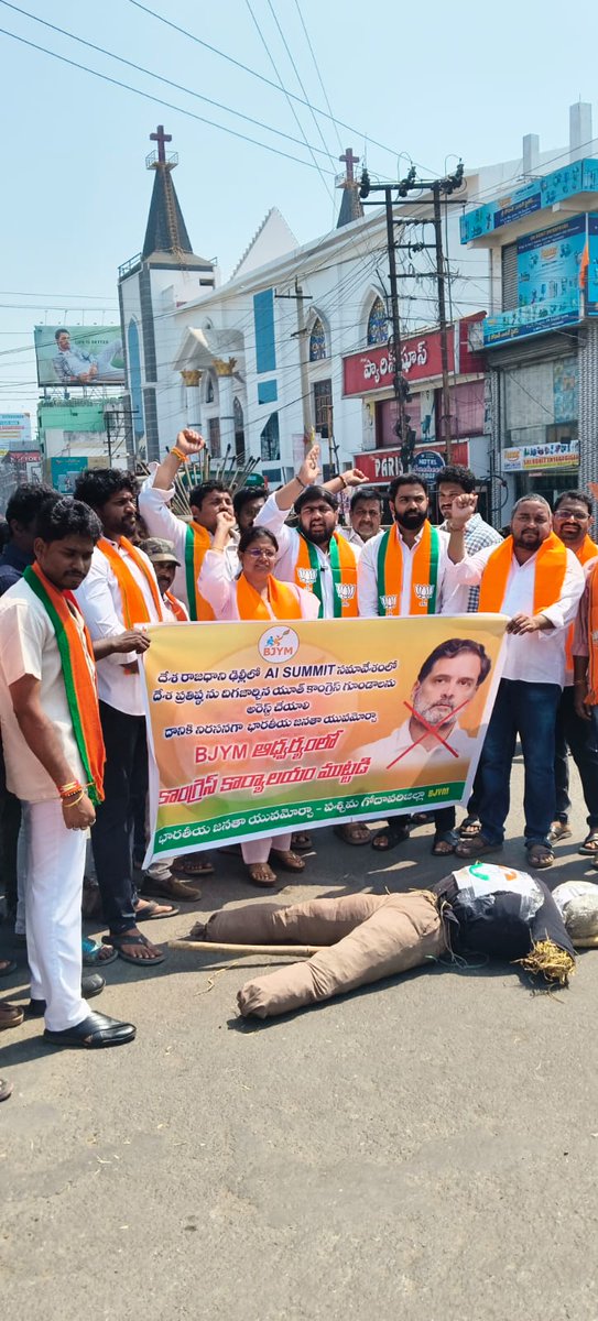 BJYM4Andhra's tweet photo. BJYM Andhrapradesh siege Andhrapradesh Congress Offices Successfully &amp; Demanded Congress party should apologize to the people of India..

#RahulInsultsIndia https://t.co/SAhEttiq4r