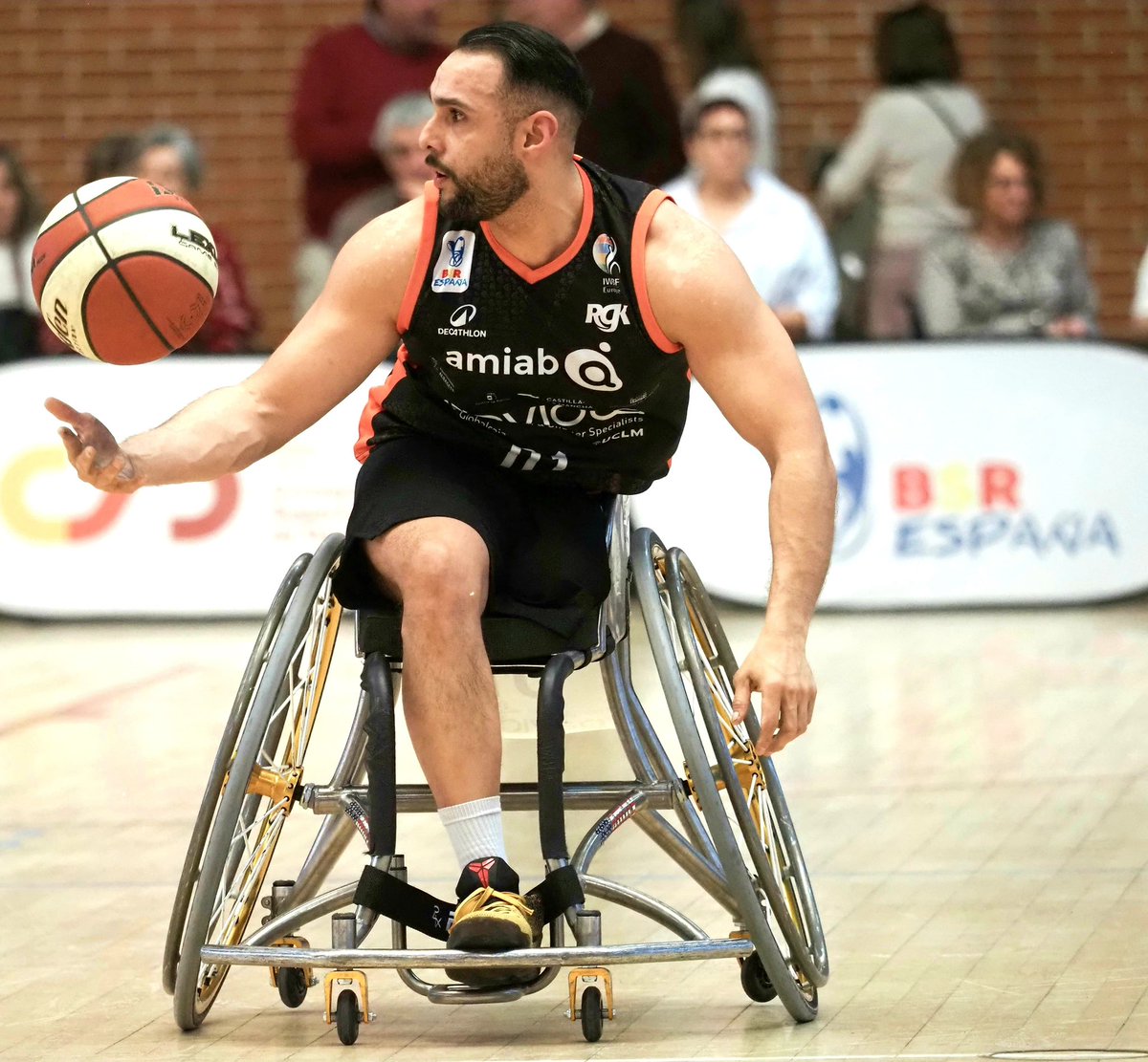 BsrEspana's tweet image. ¡¡Vaya PARTIDO!! 🤯

@BsramiabA se convierte en el primer finalista de mañana 👑

Un encuentro muy igualado que terminó con la victoria de @BsramiabA frente a @AMIVELBSR (67 - 60)

En unos minutos vivimos la siguiente SEMI… ⌛️⌛️

#CopadelReyBSR #BSR