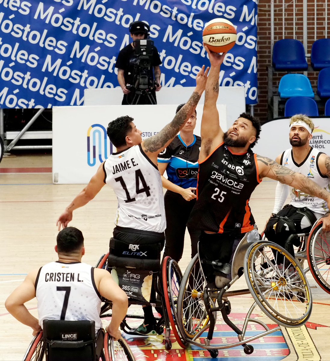 BsrEspana's tweet image. ¡¡Vaya PARTIDO!! 🤯

@BsramiabA se convierte en el primer finalista de mañana 👑

Un encuentro muy igualado que terminó con la victoria de @BsramiabA frente a @AMIVELBSR (67 - 60)

En unos minutos vivimos la siguiente SEMI… ⌛️⌛️

#CopadelReyBSR #BSR