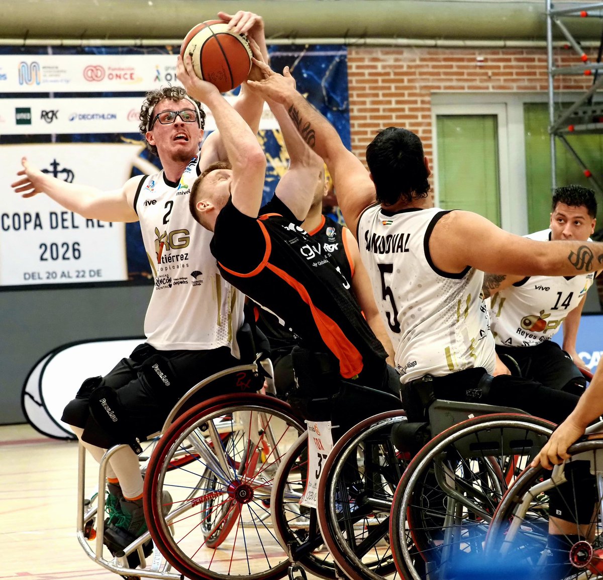 BsrEspana's tweet image. ¡¡Vaya PARTIDO!! 🤯

@BsramiabA se convierte en el primer finalista de mañana 👑

Un encuentro muy igualado que terminó con la victoria de @BsramiabA frente a @AMIVELBSR (67 - 60)

En unos minutos vivimos la siguiente SEMI… ⌛️⌛️

#CopadelReyBSR #BSR