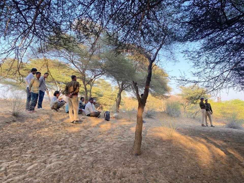 बीकानेर जिले के बज्जू क्षेत्र के रणजीतपुरा गांव में एक मासूम बच्ची का संदिग्ध परिस्थितियों में शव मिलने की खबर अत्यंत दुखद एवं चिंताजनक है।
एक मासूम को इस तरह कुचल देना हमारी सामाजिक संवेदनाओं, कानून व्यवस्था और सामूहिक जिम्मेदारी पर गंभीर सवाल खड़ा करता है।
<a href="/RajCMO/">CMO Rajasthan</a>
<a href="/BikanerDm/">District Collector & Magistrate - Bikaner</a>