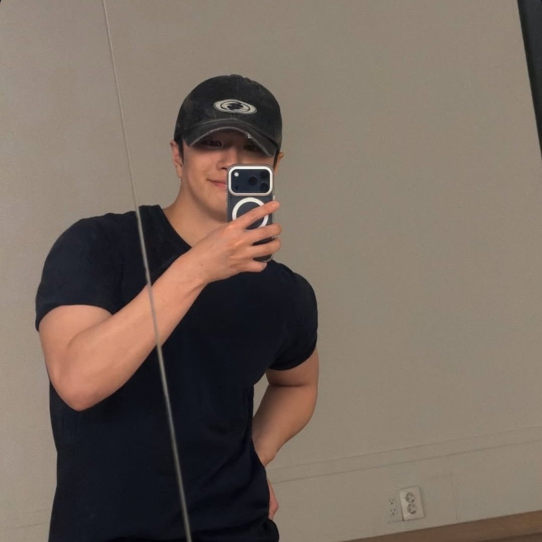Taehwan mirror selcas>>>>>