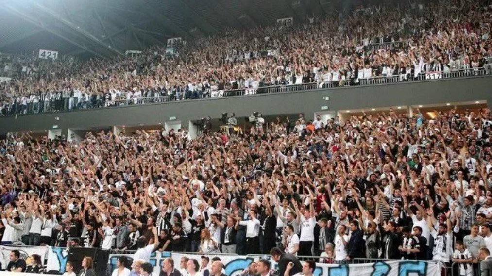 BEŞİKTAŞ TARAFTARININ BÜYÜKLÜĞÜNÜ ANLAMAYANLARA ! 

Bir maçta “Kartal gol gol gol”diye bağırılırken, öbür maçta “Sinan Erdem yıkılıyor!” diye haykırılır.  

Çünkü bizde tribün sayısı değil, tribün kalitesi konuşur.  

Çünkü bizde koltuk boş kalmaz, ses boş çıkmaz.  

Çünkü bizde