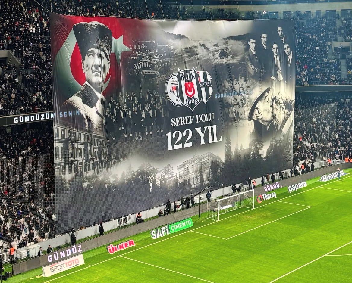 ikidirekarasi's tweet photo. BEŞİKTAŞ TARAFTARININ BÜYÜKLÜĞÜNÜ ANLAMAYANLARA ! 

Bir maçta “Kartal gol gol gol”diye bağırılırken, öbür maçta “Sinan Erdem yıkılıyor!” diye haykırılır.  

Çünkü bizde tribün sayısı değil, tribün kalitesi konuşur.  

Çünkü bizde koltuk boş kalmaz, ses boş çıkmaz.  

Çünkü bizde ya hep ya hiç vardır; doldururuz da inletiriz de ..

Dolmabahçe’yi de, Sinan Erdem’i de aynı anda doldurmanın vakti geldi.  

İki tarafı da Beşiktaş diye inleteceğiz