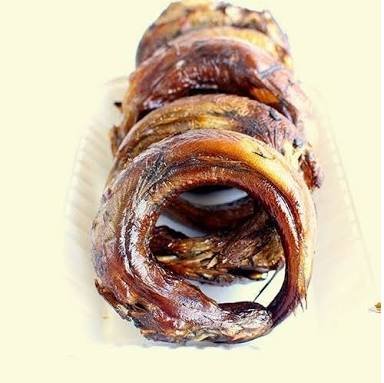 ayosobule's tweet photo. You see this fish? My dad calls it " ifunpa OPC"(the arm bad of OPC) because of how it is shaped when smoked . I have do not like it because 'we ate the hell out of it' while growing up.
Now I stay away from any food it's added regardless of the pressure of ' how it makes food taste good' many people say.
I am nor chopping again in Jesus name😂