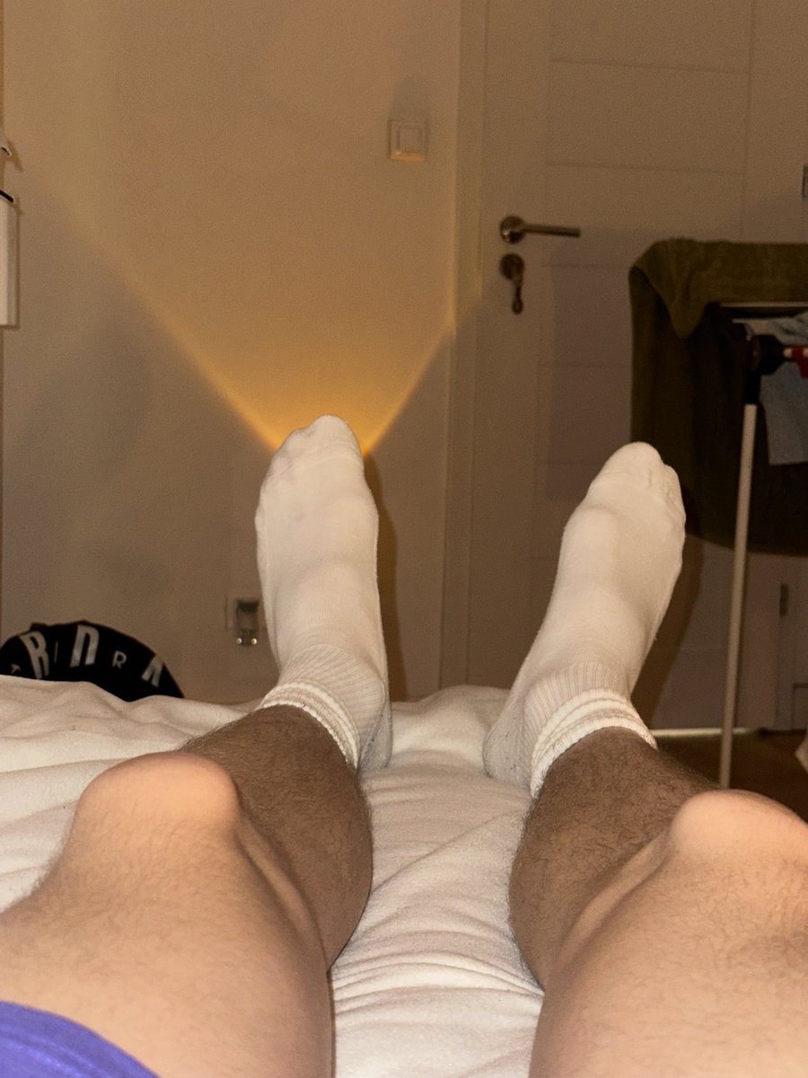 jxvbss's tweet photo. 🤝🤝
#feet #whitesocks #feetfetısh https://t.co/dlE5uv0Vzd