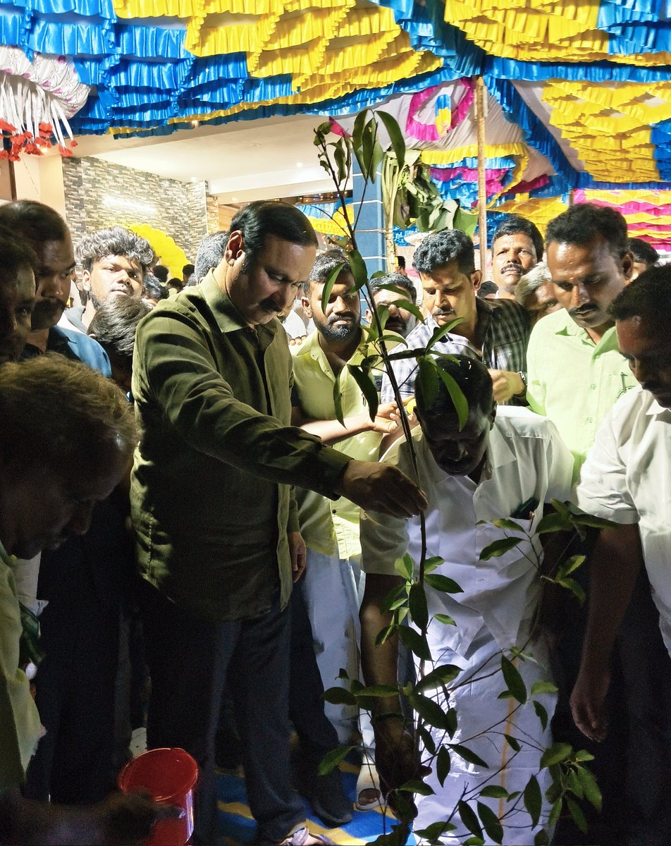 draramadoss's tweet photo. தருமபுரி மாவட்டம், தருமபுரி ஊராட்சி ஒன்றியம், V.கொல்லப்பட்டியில், எனது மாநிலங்களவை தொகுதி மேம்பாட்டு நிதியிலிருந்து, ரூபாய் 1,14,50,000 (ஒரு கோடியே பதினான்கு லட்சத்தி ஐம்பதாயிரம்) மதிப்பீட்டில் புதியதாக கட்டப்பட்டுள்ள திருமண மண்டபம் மற்றும் உணவுக் கூடத்தை பொதுமக்கள் பயன்பாட்டுக்கு திறந்து வைத்து உரையாற்றிய போது.!