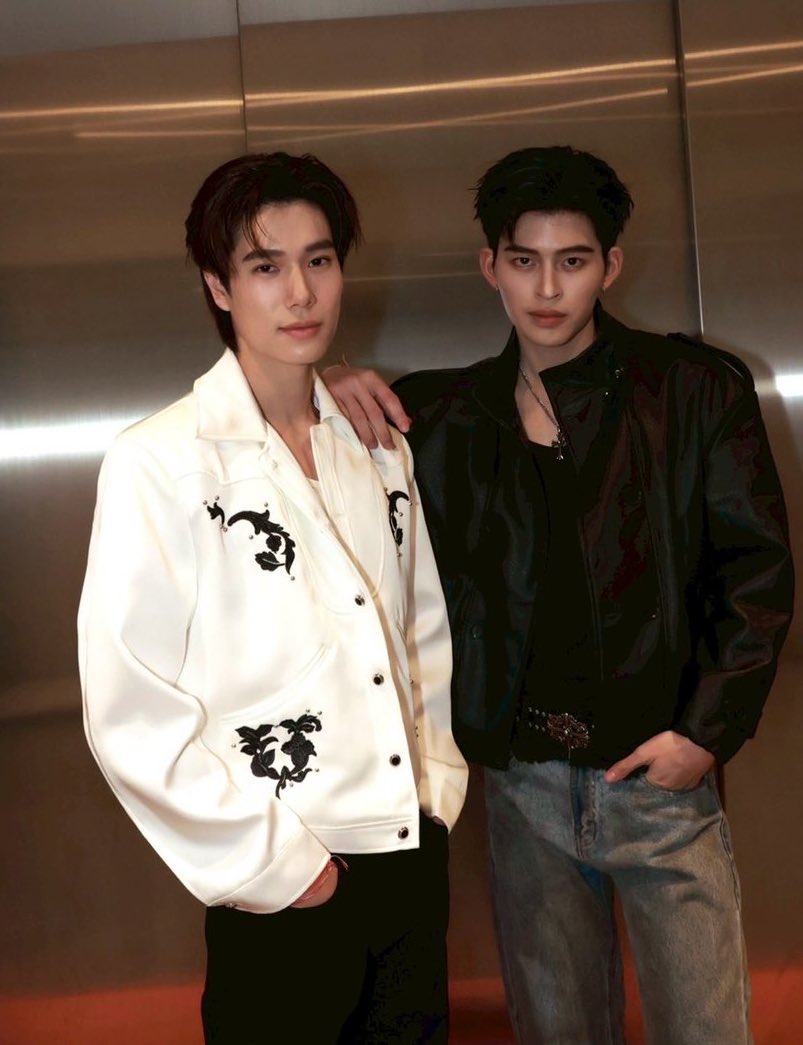 gunwxk's tweet image. RT @_softaura: are we getting this picture for FREE 😆😭