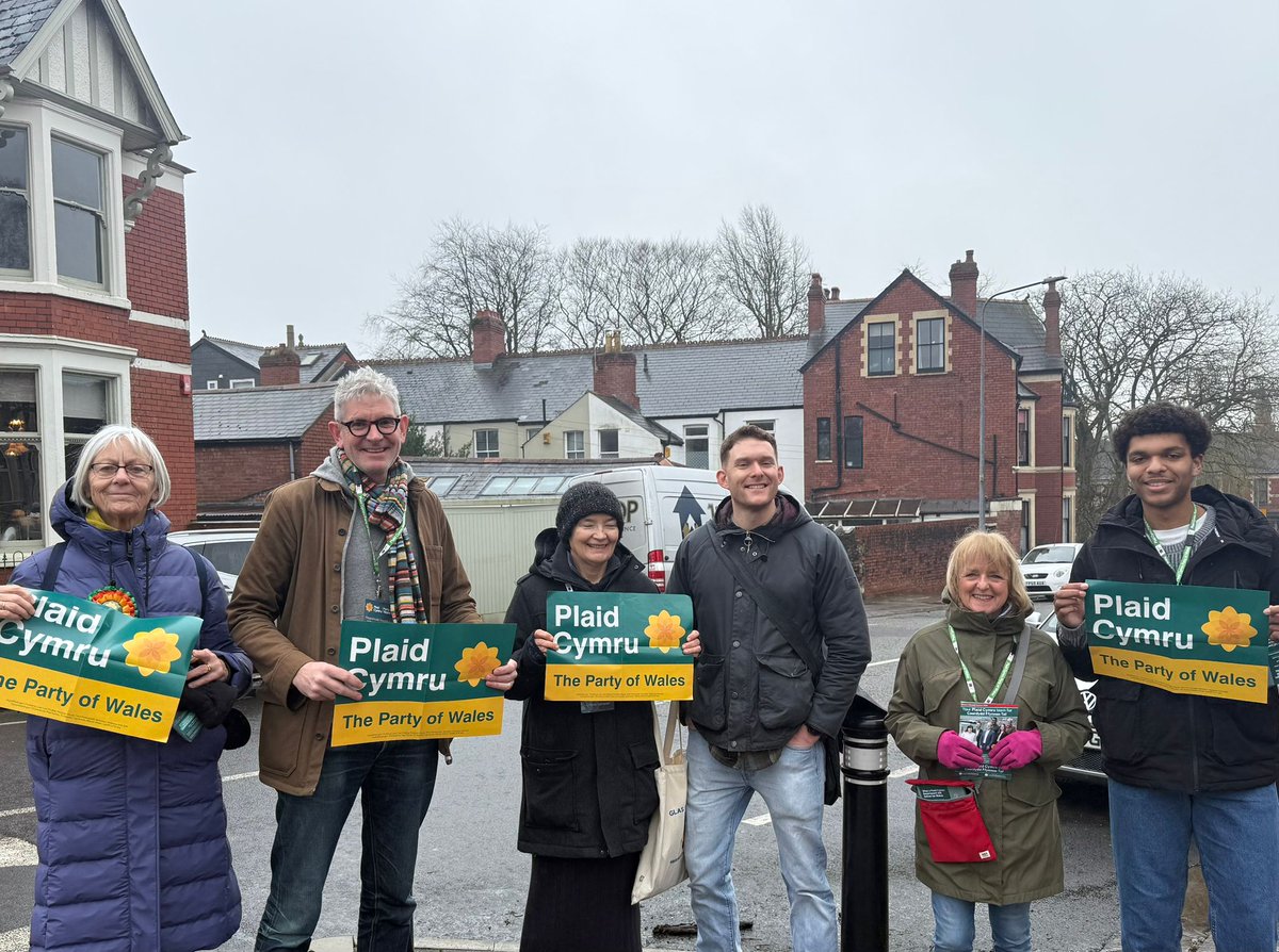 Good support for <a href="/RhunapIorwerth/">Rhun ap Iorwerth</a> and <a href="/DafyddTrystan/">Dafydd Trystan</a> in #whitchurch and #roath #caerdyddffynnontaf today. 
Perhaps the polls are right people are leaving Labour 4 <a href="/Plaid_Cymru/">Plaid Cymru 🏴󠁧󠁢󠁷󠁬󠁳󠁿</a>