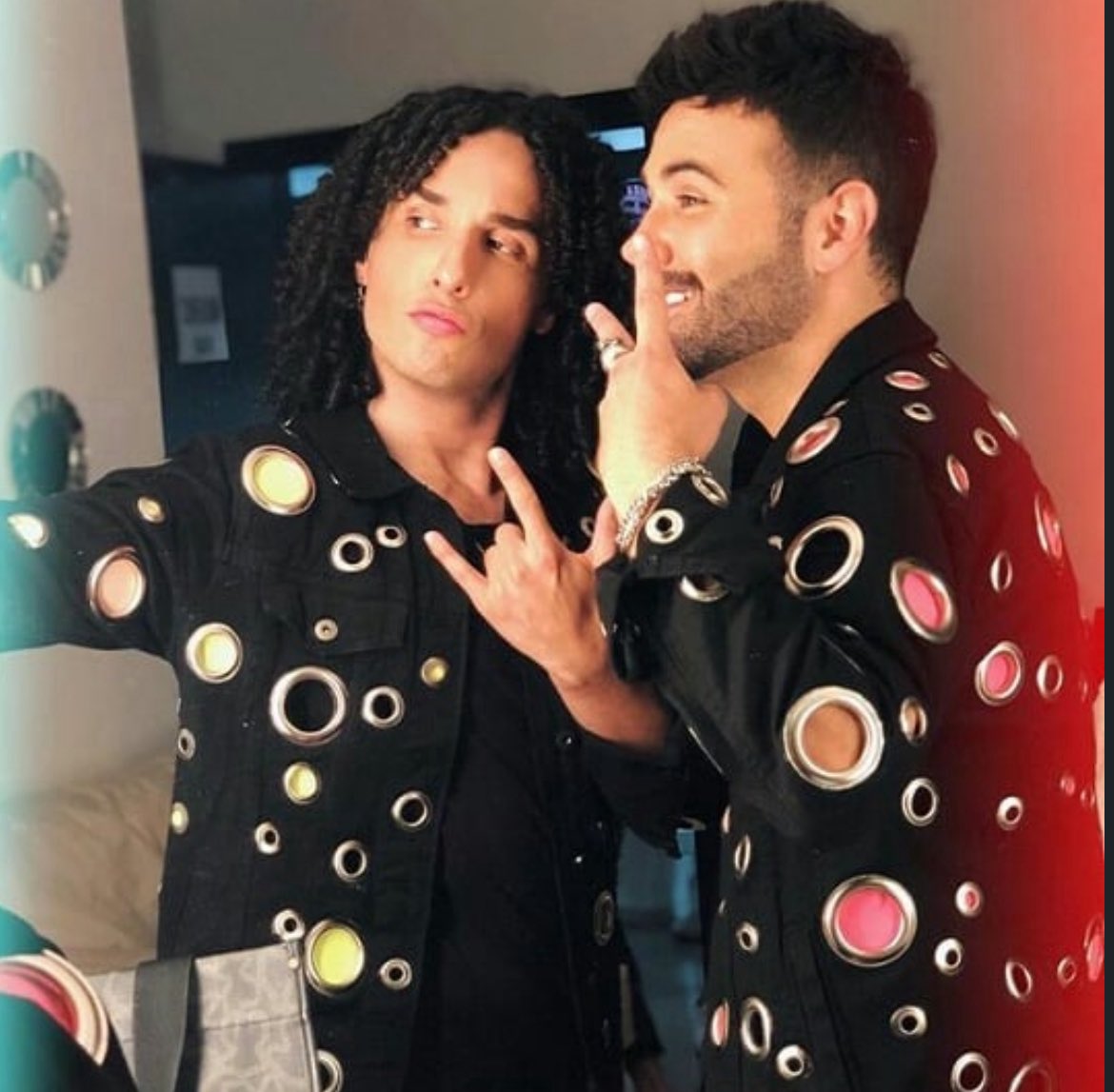 Felices 10 años!!✨ 10 años de grandes momentos, estoy tan agradecida de que un día me salió un video de ustedes, le di click y desde ahí ya no los solté, por otros 10 años junto a ustedes, gracias por tanto, los amo muchísimo🥹💙💚
RULÉS 10 AÑOS