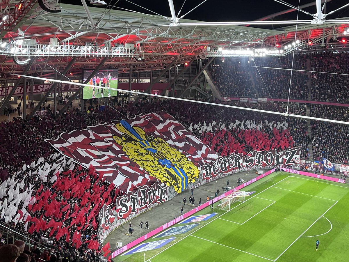 Gelungene Choreo zum Topspiel: „Alte Stadt, neuer Stolz“ #RBLeipzig #RBLBVB