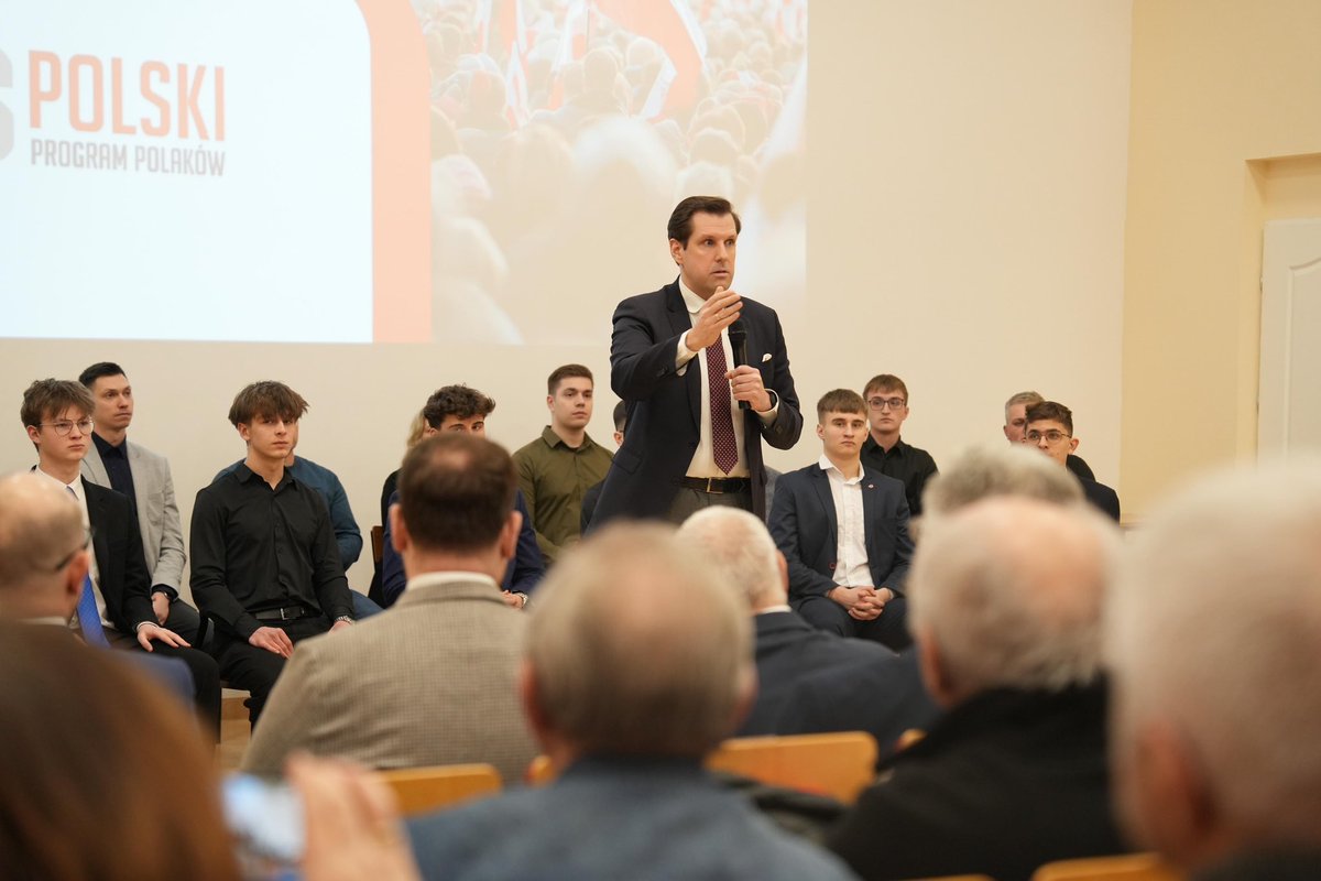 SasinJacek's tweet photo. Spotkanie z wiceprezesem @pisorgpl @TABochenski w Białymstoku spotkało się z zainteresowaniem wielu młodych ludzi - dziękujemy za zaufanie i chęć dyskusji 🤝 https://t.co/hHqpqJbu2G