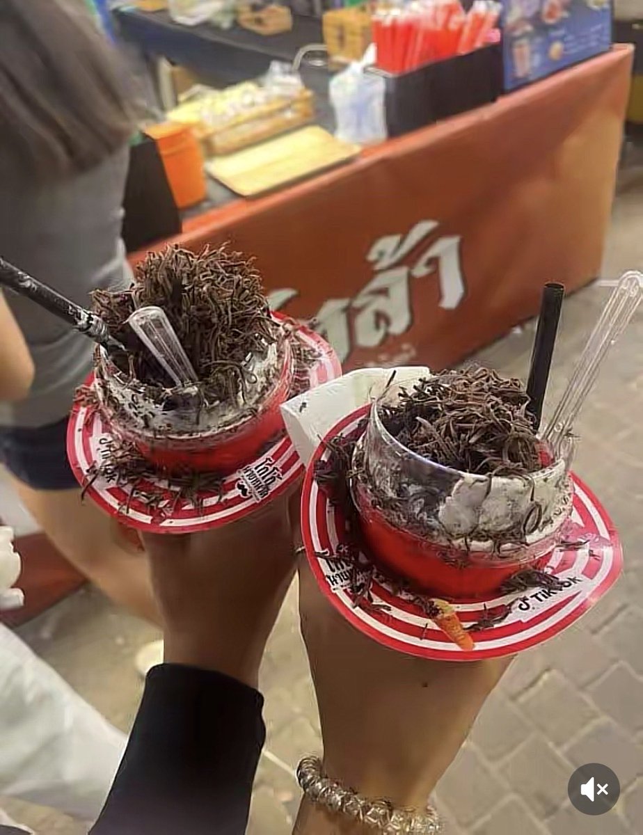 ไปส่องมามันก็แยกง่ายอยู่นะ ร้านจริงที่คิดมาอย่างดีก่อนจะเริ่มสร้างแบรนด์ กับร้านที่คิดแต่จะก้อปอ่ะ กล้าพูดว่าไม่เหมือน เอา CI เค้าไปใช้แต่ใช้ไม่เป็นมันก็จะล้นๆเกินๆ แบบนี้แหละ ความใส่ใจมันต่างกัน