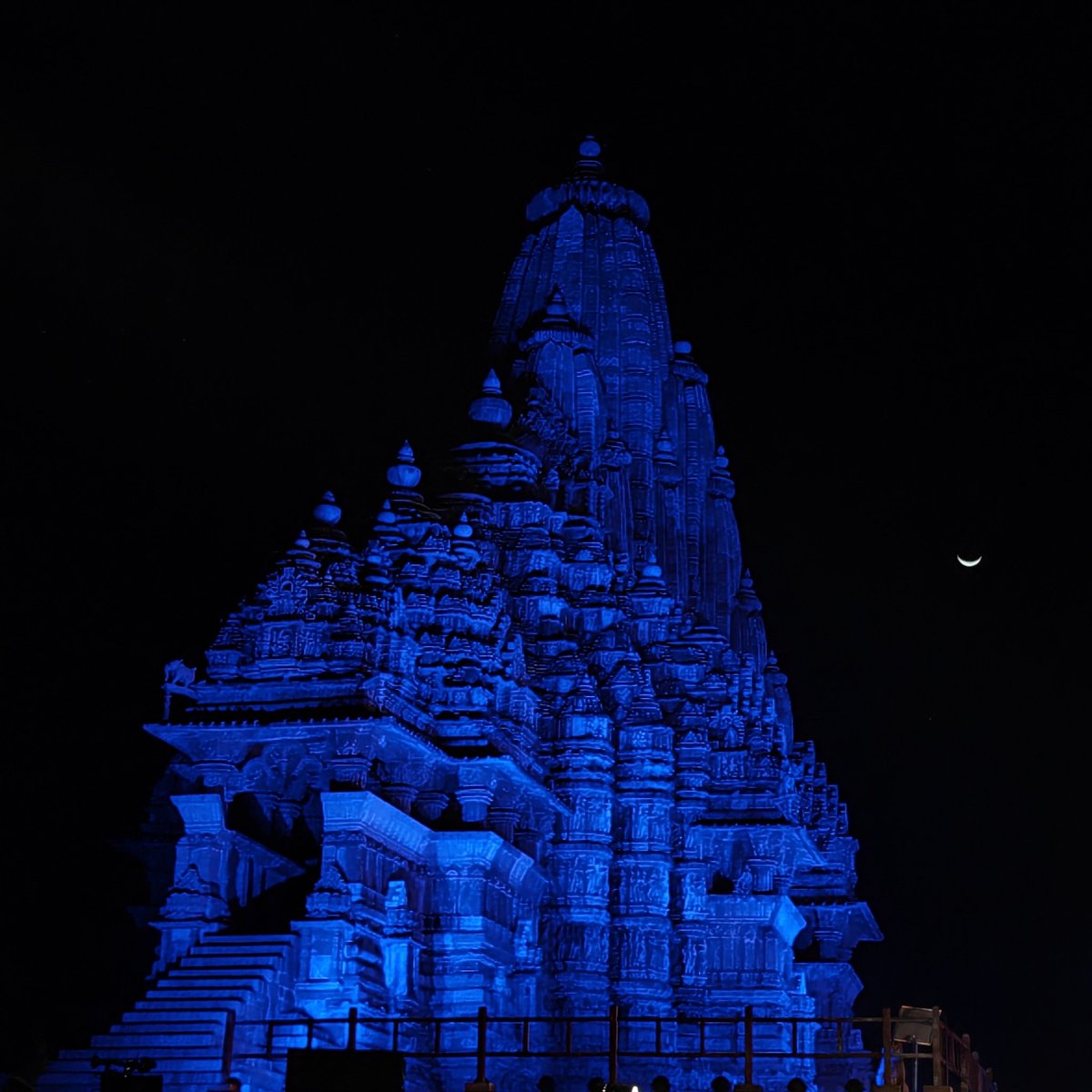 ManishJohari8's tweet photo. Hello,crescent......🌙
#theme_pic_India_Heritage
#Khajuraho #DanceFestival
#MJ_hues #MoonClicks https://t.co/FggueYJ0Wu