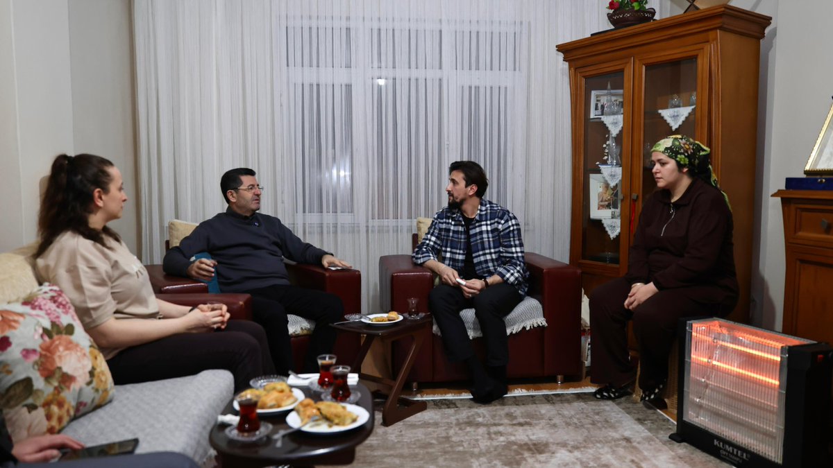 orhancerkeztr's tweet photo. Bu akşam, aziz şehidimiz Faruk Şahin’in kıymetli annesi ve evlatlarıyla aynı iftar sofrasında buluştuk.

Ramazan ayının bereketini ve maneviyatını, şehit emanetlerimizle paylaşmanın hem hüznünü hem de onurunu yaşadık. Bu vatan uğruna can veren kahramanlarımız sayesinde bugün aynı sofrada, aynı bayrak altında, aynı ezanla bir aradayız.

Şehitlerimiz Türkiye’mizin baş tacıdır. Şehit ailelerimiz ise bizlere emanettir. Onların duası, metaneti ve vakarı milletimizin en büyük gücüdür.

Rabbim tüm şehitlerimize rahmet eylesin. Birliğimizi, beraberliğimizi ve kardeşliğimizi daim kılsın.🇹🇷