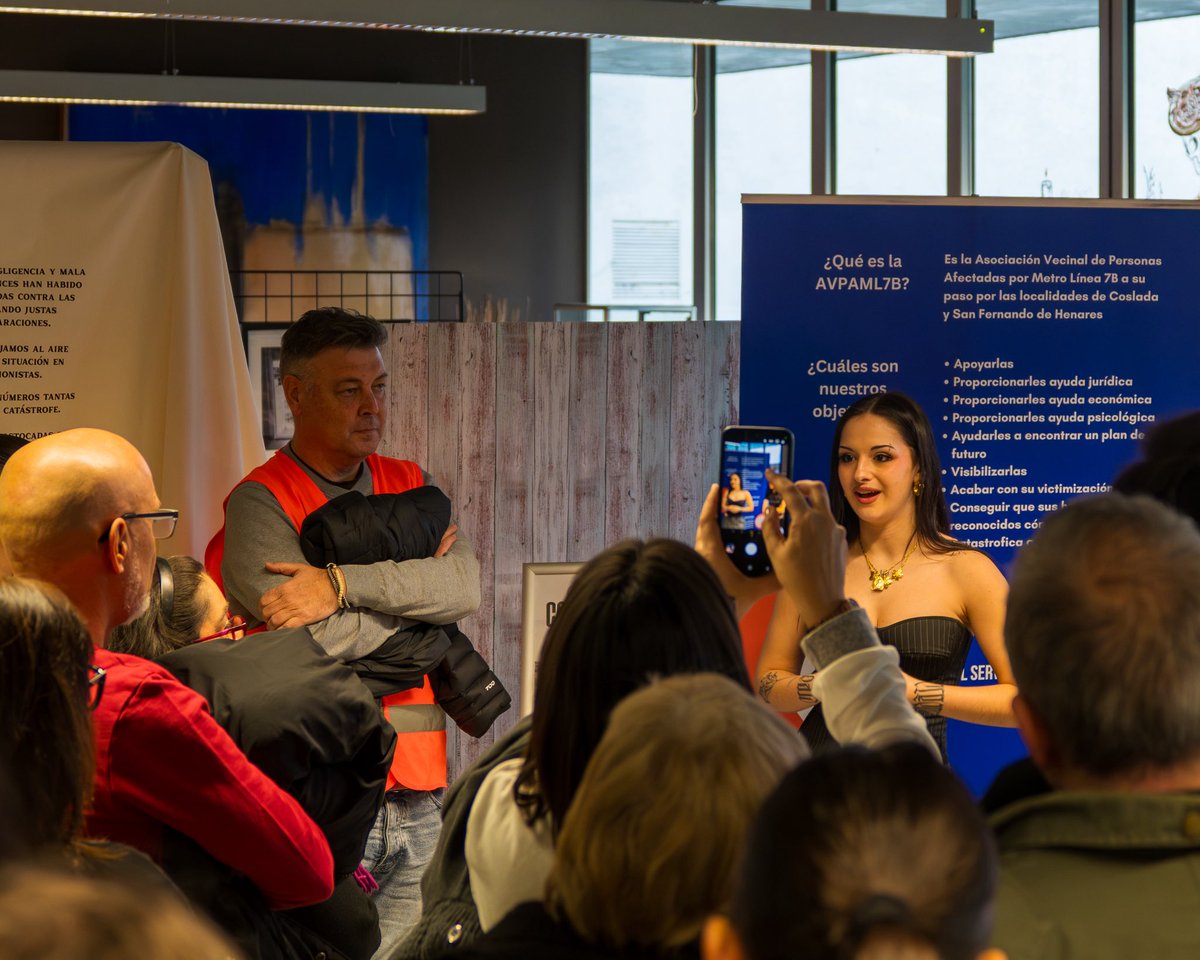 Aunque ya no sea noticia, la Línea 7B sigue dañando vidas 💔
Ayer estuvimos en la inauguración de la expo: no vamos a dejar solas a las vecinas y vecinos afectados ✊🏽
Hasta que haya reparación y compensaciones justas ⚖️
Pásate por la Biblioteca María Luisa Carnés de Coslada 📸📚