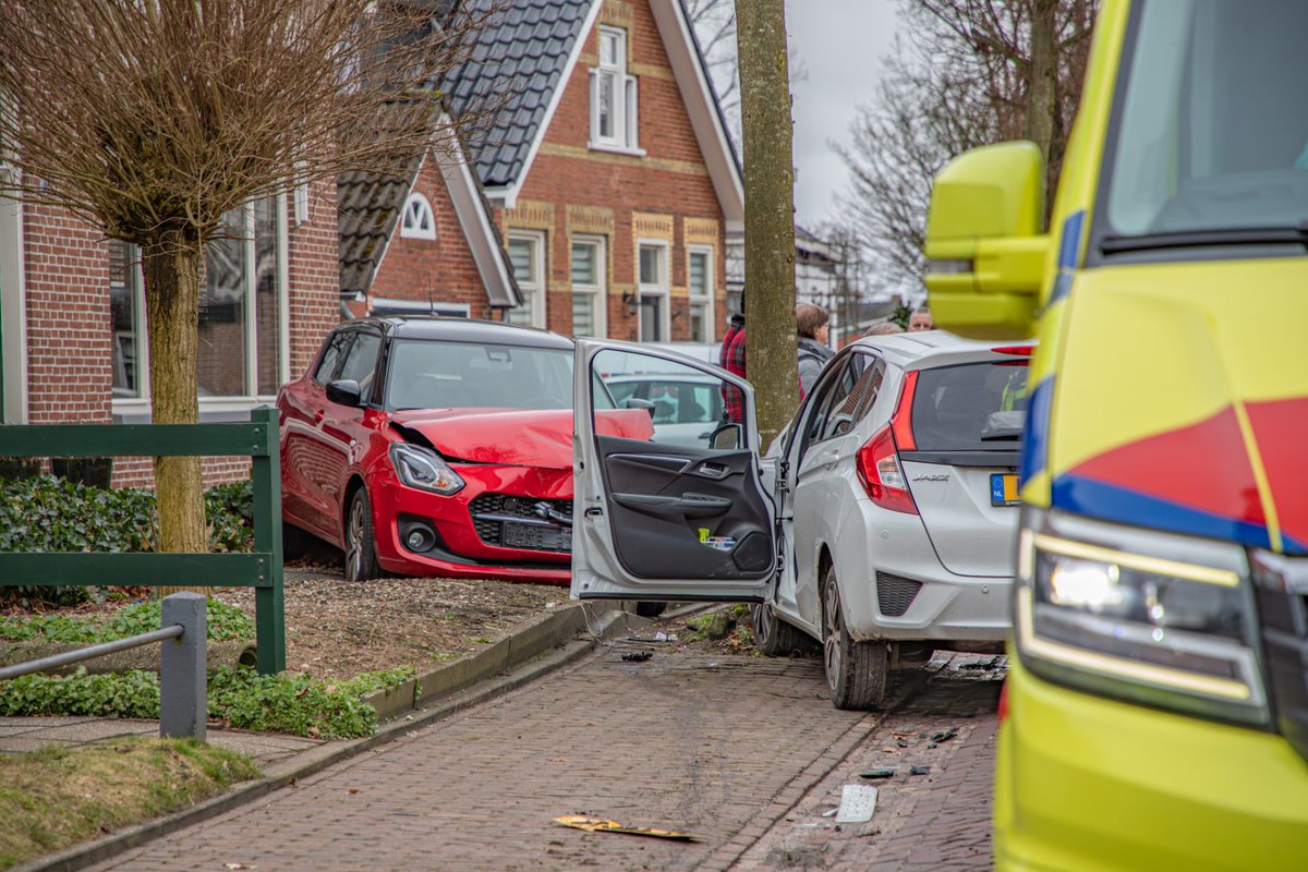 Automobilist gewond bij botsing tegen geparkeerde auto in Garyp