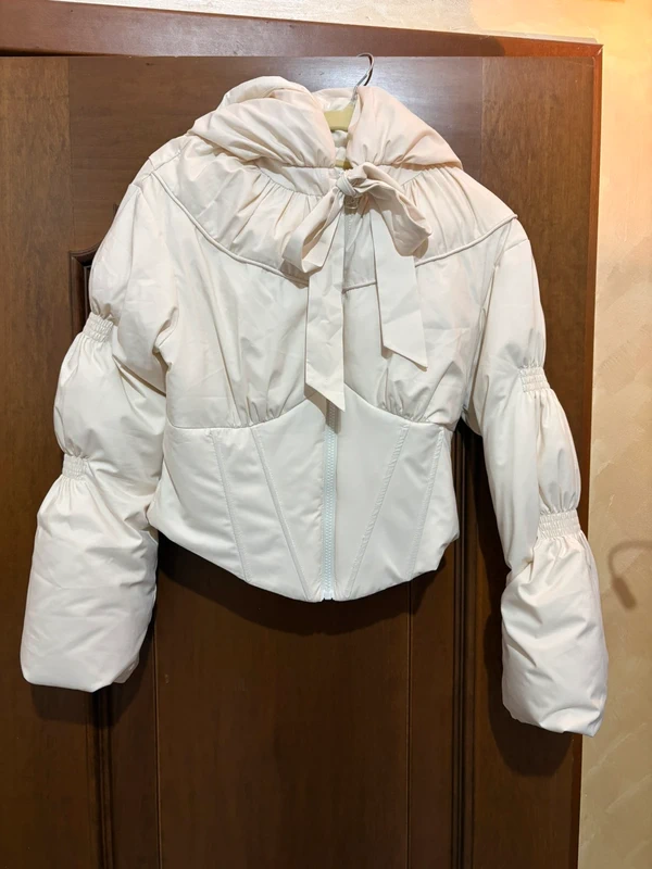 чи не треба кому куртку Lacemade? знайшла одну нову з етикеткою і одну з ледь помітним брачком за хороші гроші (обидві 38 розмір) якщо зараз замовити, то вони може навіть встигнуть приїхати до мого від'їзду в київ 28 лютого)