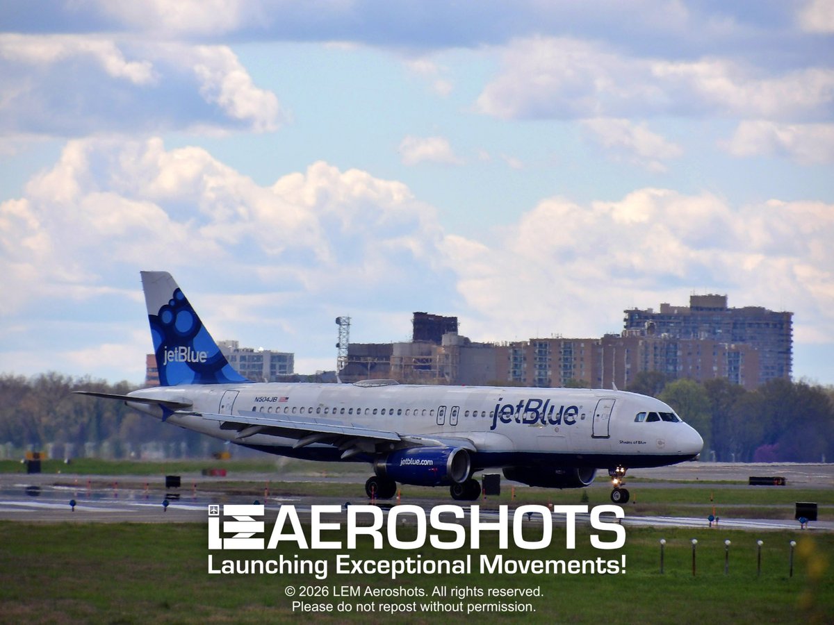 LEMAeroshots's tweet image. Here’s to a sunny day with a side of blueberries! -LEM 🫐☀️🤩

✈️ @JetBlue Airways @Airbus #A320 🎨 Blueberries Tailfin 🔢 #N504JB 📍 DCA (@Reagan_Airport) 🛬 Runway 1 🗓️ April 4, 2024 📸 @Kodak @KodakPIXPRO AZ528

#LEMAeroshots #FlyReagan #JetBlue #Airbus #AirbusA320 #Landing