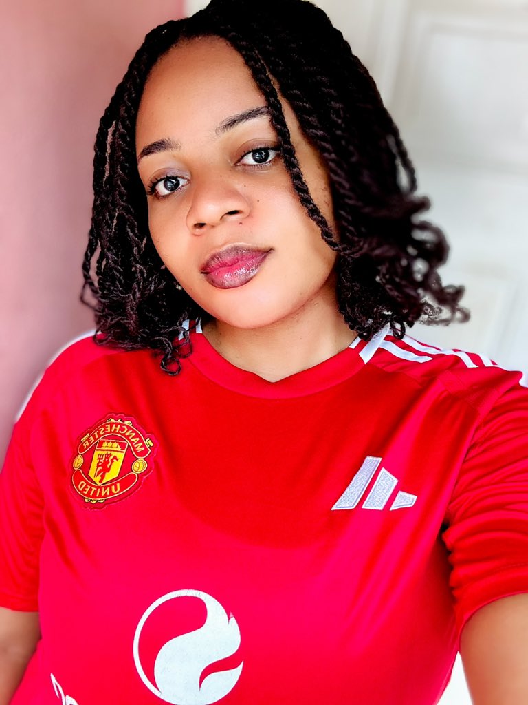How I started supporting Man U?😂
Everyone in my house was supporting Chelsea for that 2008 champions league final in Moscow 
Man U ended up winning the trophy 
I was like,I can’t support Chelsea(I was just 8)
So it was a valid reason for me as a kid😂

GGMU❤️💪
