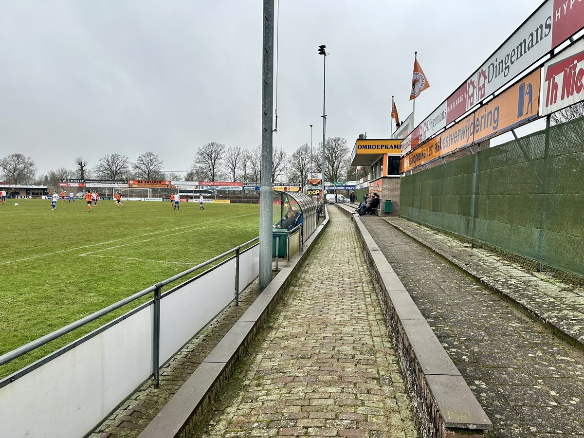 📍 Gendt
🏟️ Sportpark Walburgen
⚽️ VV De Bataven - SDV Barneveld

Wat een leuke plek om een pot voetbal te kijken, die thuishaven van De Bataven! Baten mocht dat in het bekerpotje van vanmiddag overigens niet: 0-1 voor de bezoekers.