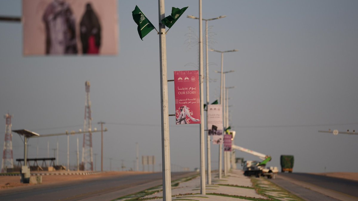 NBM_GOV's tweet photo. احتفاءً بـ #يوم_التأسيس 🇸🇦
أنهت #بلدية_أم_خنصر أعمال تركيب الأعلام واللوحات التعريفية في الميادين والطرق الرئيسة؛ لإبراز مظاهر الفخر والاعتزاز بتاريخ وطننا العريق، وتعزيز أجواء المناسبة في القرى التابعة.

#أمانة_منطقة_الحدود_الشمالية
#الشمال_غالية_علينا https://t.co/hPEVuWuenX