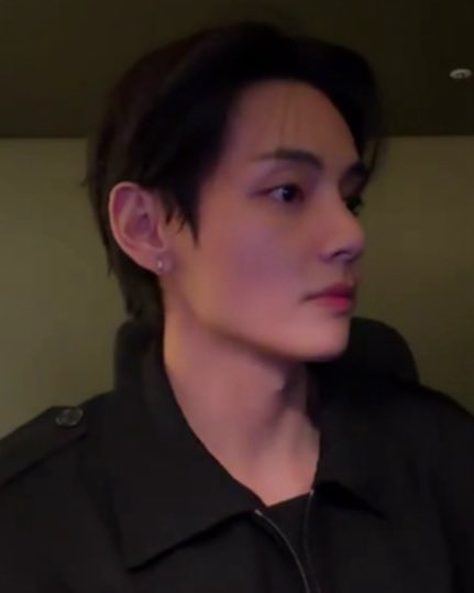 Can you believe these are screenshots from a live? He literally looks AI generated wow