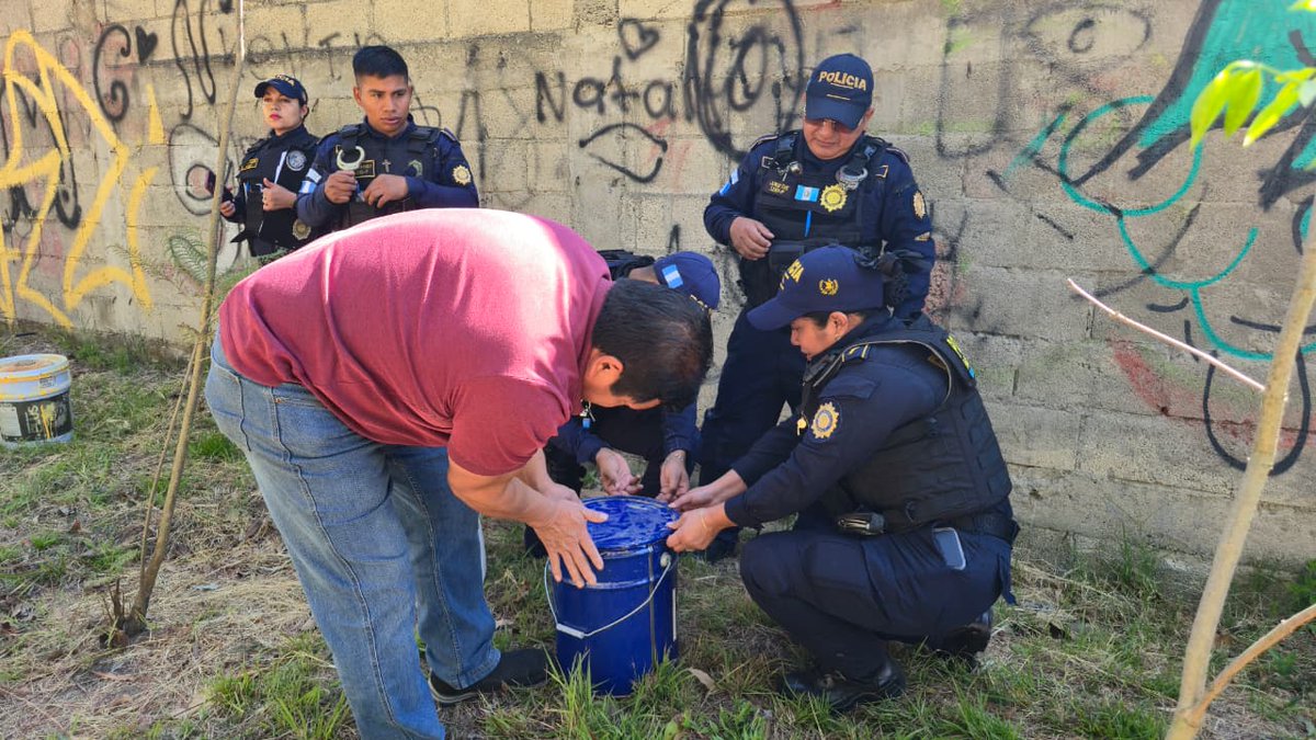 #EnElPaísDCA I Agentes de la Subdirección General de Prevención del Delito (SGPD) de la <a href="/PNCdeGuatemala/">PNC de Guatemala</a> realizan una jornada de recuperación de espacios públicos que han sido cooptados por maras o pandillas en la zona 21 capitalina.

Para tal efecto, las fuerzas de seguridad, en
