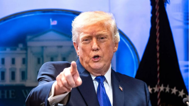 Trump: Yüzde 10'luk küresel vergiyi yüzde 15'e çıkaracağım

ABD Başkanı Trump, ABDnin diğer ülkelerden ithal ettiği ürünlere uygulanacak yüzde 10'luk küresel tarife oranını yüzde 15'e çıkaracağını duyurdu.