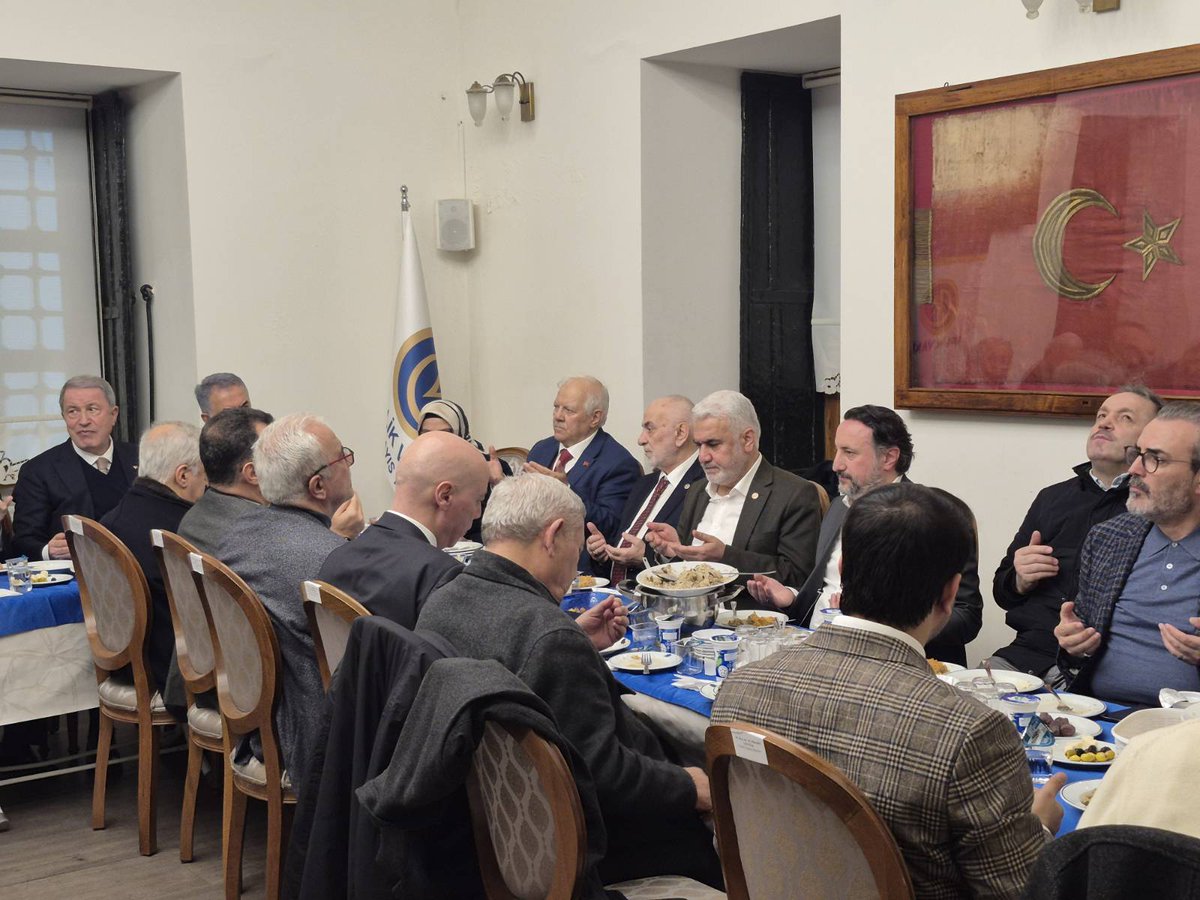 Birlik Vakfı'nın İstanbul İftar programına katıldık. Bu güzel programın birliğe ve hayra vesile olmasını temenni ederim. 

Birlik Vakfı'nın Kurucu Başkanı Sayın İsmail Kahraman ve halen başkanlık görevini yürüten Mehmet Alacacı'ya ve vakfın değerli yöneticilerine nazik davetleri