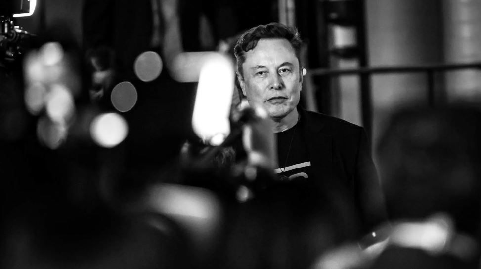 danilo_scarlino's tweet photo. Tutti guardano cosa fa Elon Musk.
Quasi nessuno guarda come decide.

Il rumore è facile da vedere: caos, titoli, timeline impossibili, aziende che “non dovrebbero funzionare”.

Il segnale è sotto: meccanismi operativi.

E quelli, al netto del personaggio, si possono studiare. https://t.co/zEHzrMIcTy