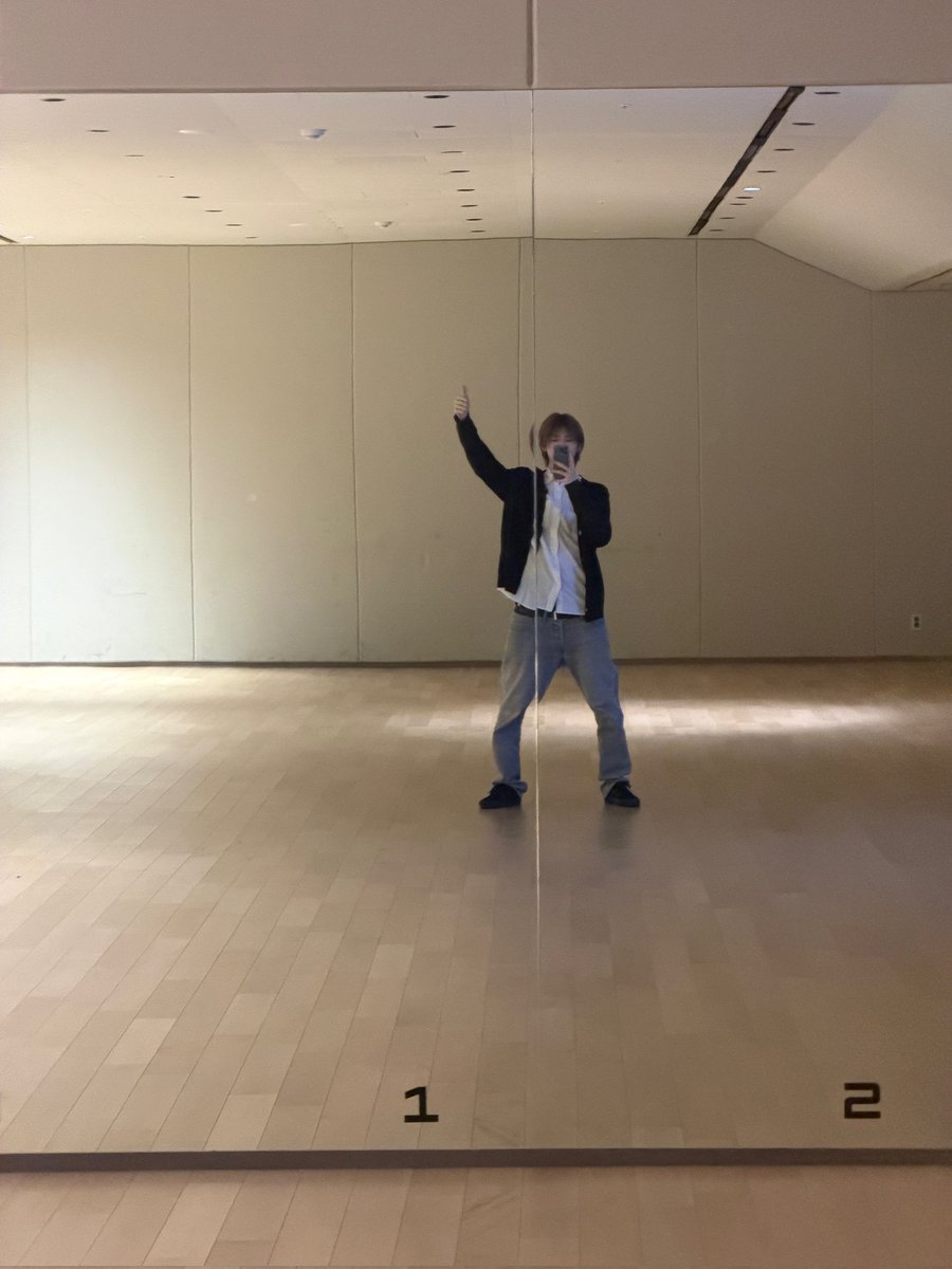 harumanyogi183's tweet image. 👤: change your pfp to that mirror selfie, go go 

🐢: which one are you talking about?
(and he actually changed to pic 11)
🐢: is it this one?
(then he changed to pic 1)
🐢: yes, this is the one

juhoon is so cute ☹️ he even came back to ask her if it was the right one 😭😭😭