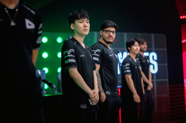 TUDO IGUAL!

A LOUD vence o 2° jogo da série contra a RED Canids e deixa tudo empatado na MD5.

Envy PLAYOFFS MODE está de volta? 

ESSA SÉRIE PROMETE MUITO!