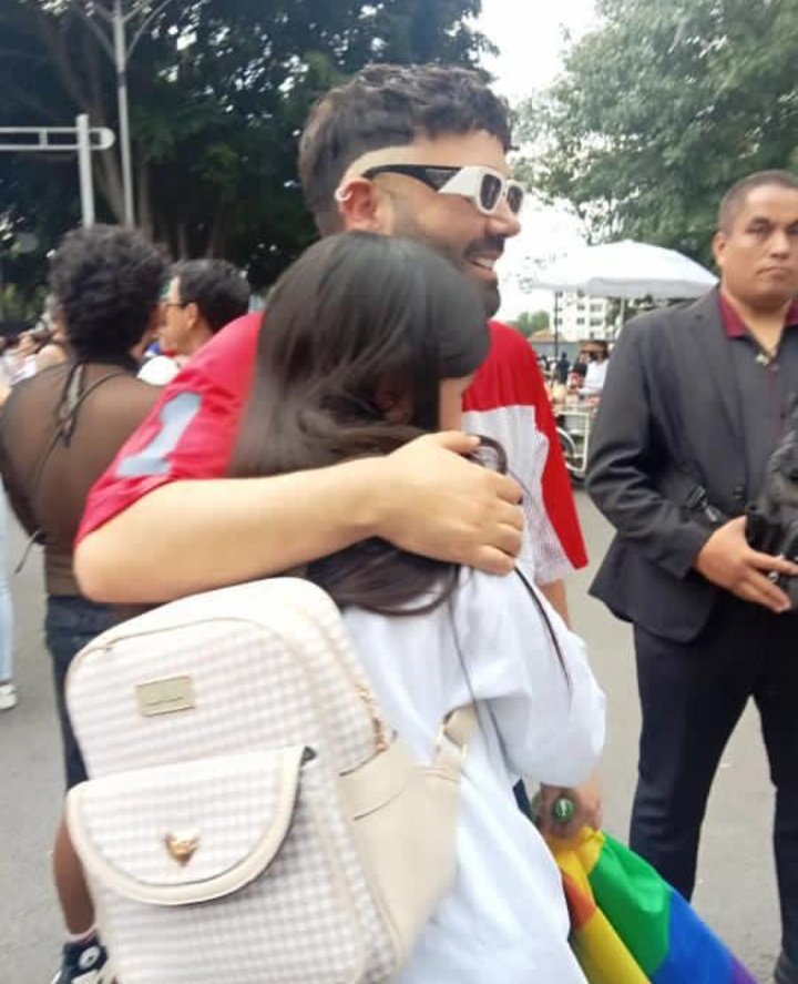 Nunca voy a olvidar la primera vez que yo los pude abrazar, ese sentimiento la emoción que sentía de verdad, cada que me acuerdo se me pone la piel chinita y me dan ganas de llorar 🥹
Gracias por ser tan lindos conmigo, Felices 10 años preciosos 💚💙

RULÉS 10 AÑOS