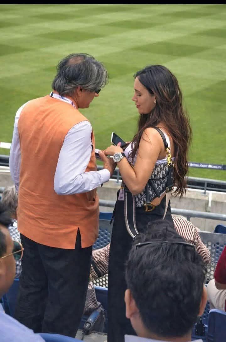 Expert121293's tweet image. RT @ipinkushukla: क्या पक्ष, क्या विपक्ष, सब जगह निष्पक्ष......🤣
थरूर साहब....