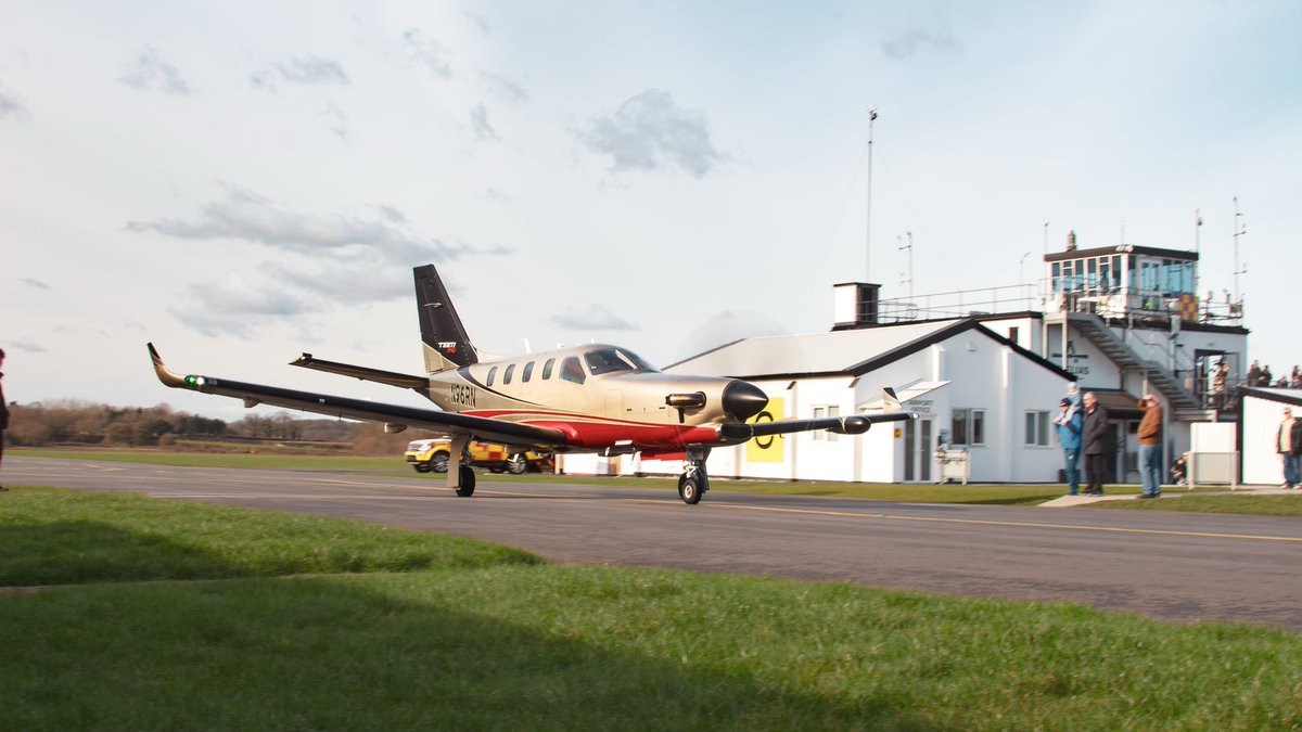 Wolverhampton Halfpenny Green Airport tweet media