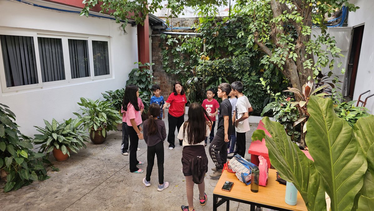 CCESV's tweet photo. 🎭✨️ Y en #PrimeraLlamada, junto a Karla Hernández, comenzamos a explorar el cuerpo y el movimiento. Nos preparamos para los primeros días de montaje escénico. https://t.co/8Dd1wVm7K2