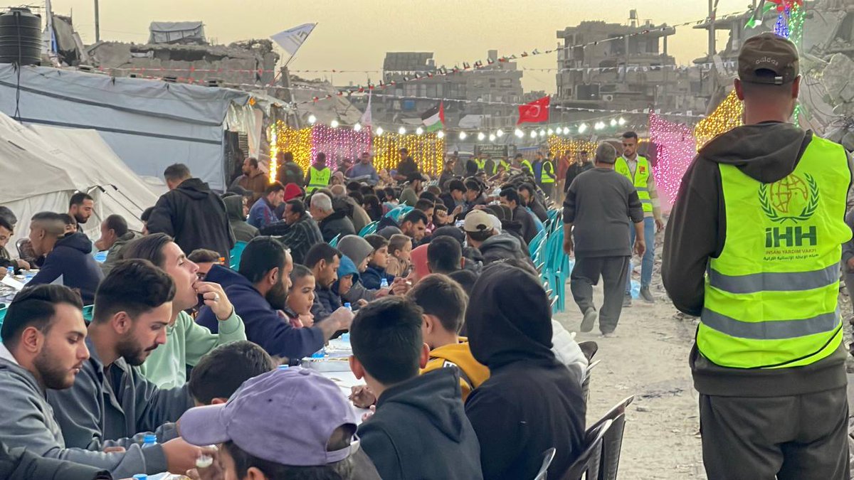 Gazze’de aynı sofrada buluştuk! 🌙

Yıkıntıların arasında gerçekleştirdiğimiz iftar programında Gazze halkıyla bir araya geldik.

İftar sofralarında buluşalım, bereketi birlikte paylaşalım.

📨 IFTAR yazıp 4072'ye SMS göndererek 240 TL bağışta bulunabilir ve bir kişiye iftar