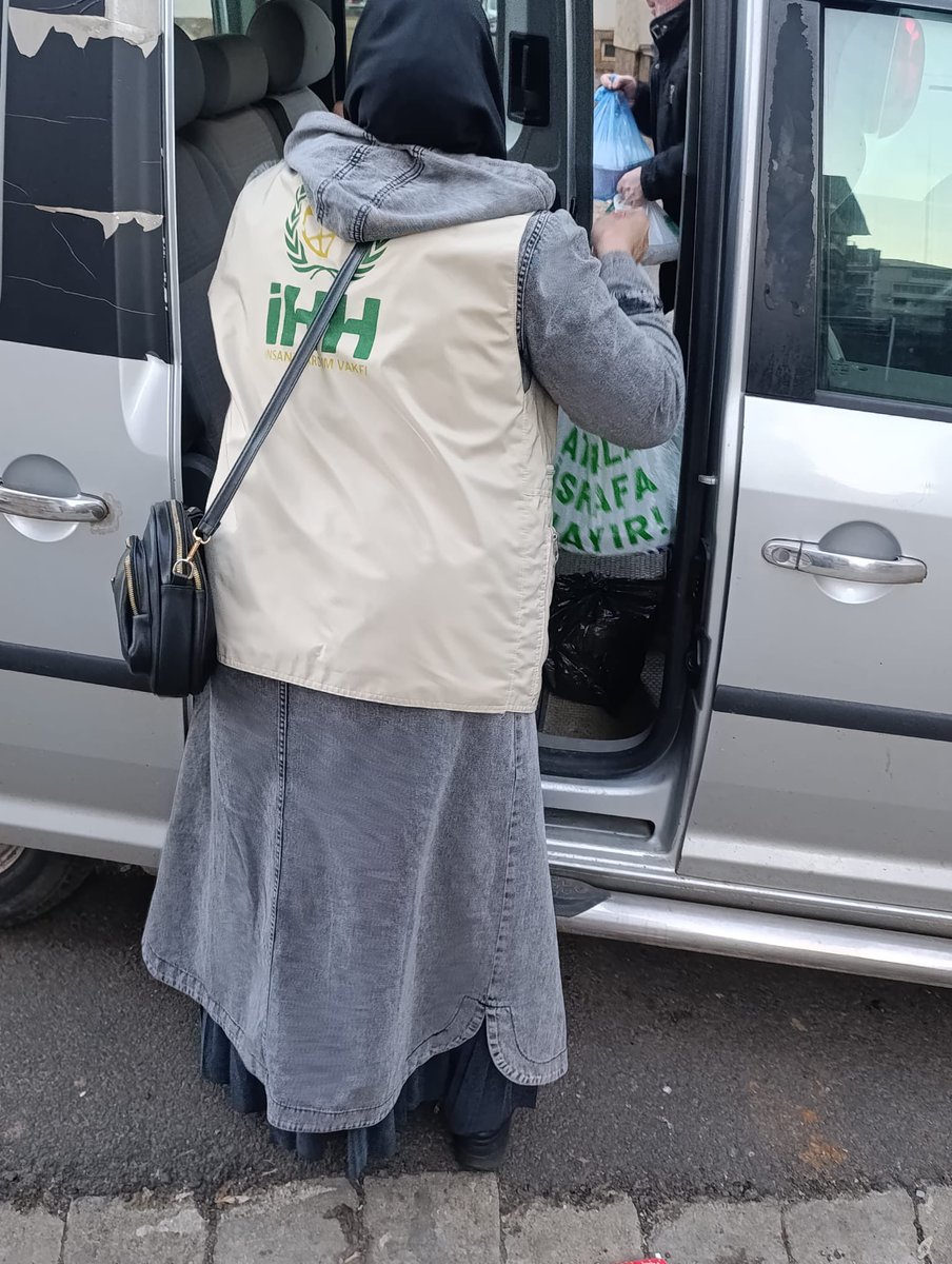 Bingöl İHH kadın olarak bugün bir yetim ailemizin iftar hazırlığını yaptık ziyaret ettik 🌸

#ihh #ihhinsaniyardım #bingöl #bingölihh #ihhbingölkadın