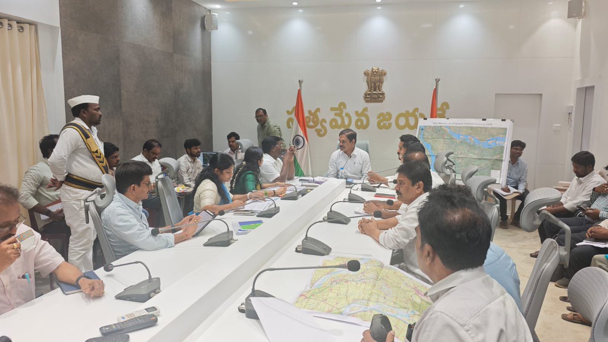 అమలాపురం అభివృద్ధికి మరో ముందడుగు

శనివారం జిల్లా కలెక్టరేట్‌లో ప్రిన్సిపల్ సెక్రటరీ శ్రీ MT కృష్ణబాబు గారి అధ్యక్షతన జరిగిన సమావేశంలో పాల్గొని, రావులపాలెం - అమలాపురం నూతన హైవే రోడ్డు నిర్మాణంపై ఎంపీ శ్రీ గంటి హరీష్ బాలయోగి గారు మరియు ఇతర సహచర ఎమ్మెల్యేలు దాట్ల బుచ్చిబాబు గారు,