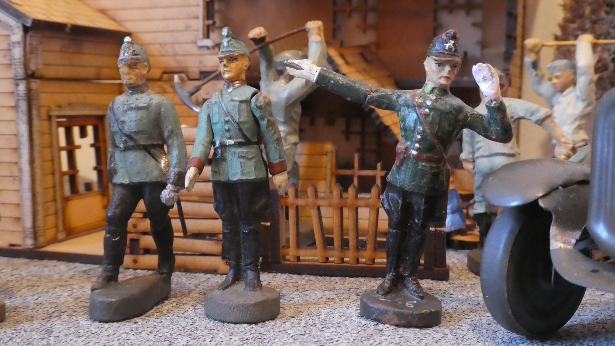 1930s Elastolin Ordnungspolizei – 7.5 cm Composition Figures 👮👮‍♀️👮‍♂️🚓
These police figures were produced in 1930s Germany soldatini.eu/2026/02/1930s-…

#Elastolin, #eusoldatini, #Ordnungspolizei, #Orpo, #Police, #ruins, #Tschako, #WW2