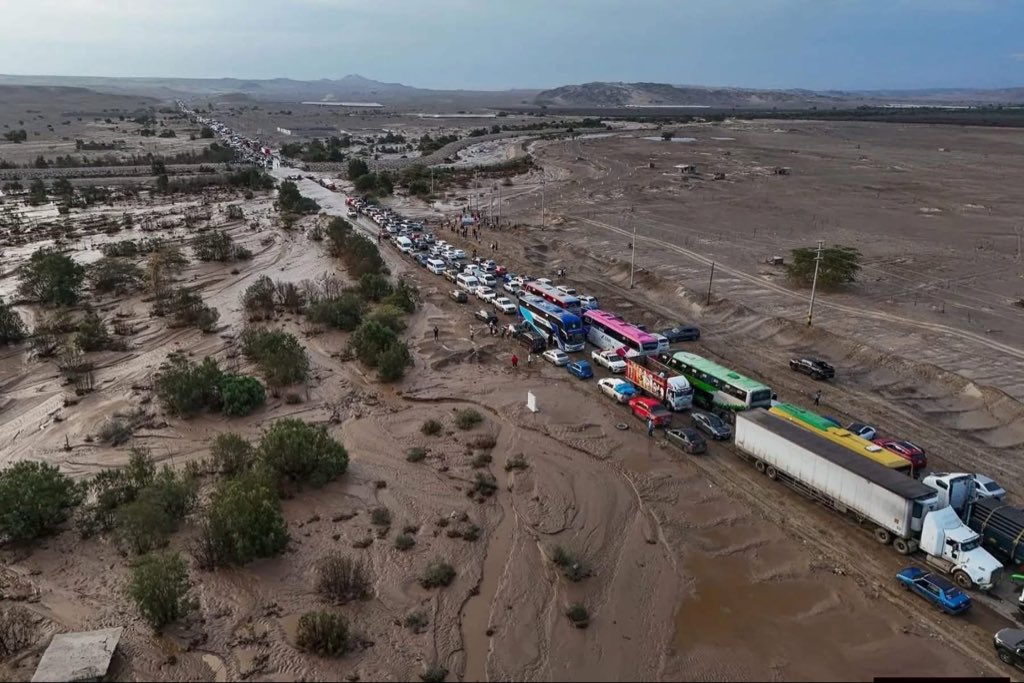 hombredeltiempo's tweet photo. Se cerró la panamericana sur km 339 a la altura de Ocucaje.
Se perdió la capa asfáltica del badén y el tránsito ha quedado cerrado al sur de país.
Un colaborador destaca que “hay una nesecidad urgente de declarar a Ocucaje en emergencia agricola se está perdiendo hectáreas de terrenos agricola...a esto se suma el centro poblado de #Paraya que está siendo golpeado por el desborde del río donde la matriz principal del agua potable  está a punto de colapsar, por qué el río esta debilitando la zona”