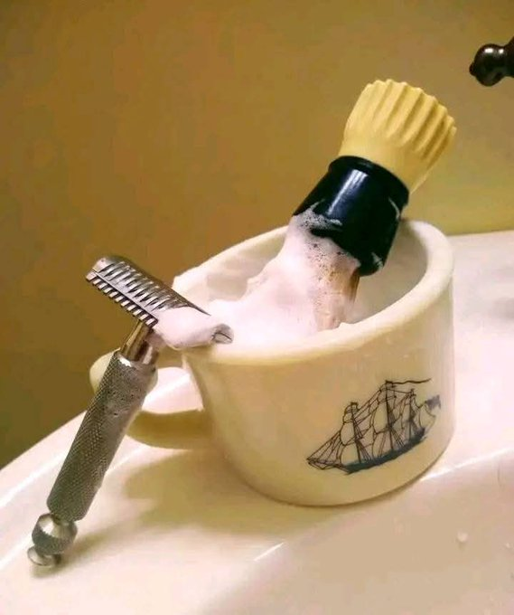 Levante la mano quien alguna vez se haya afeitado con estos elementos.

Raise your hand if you've ever shaved with these products.