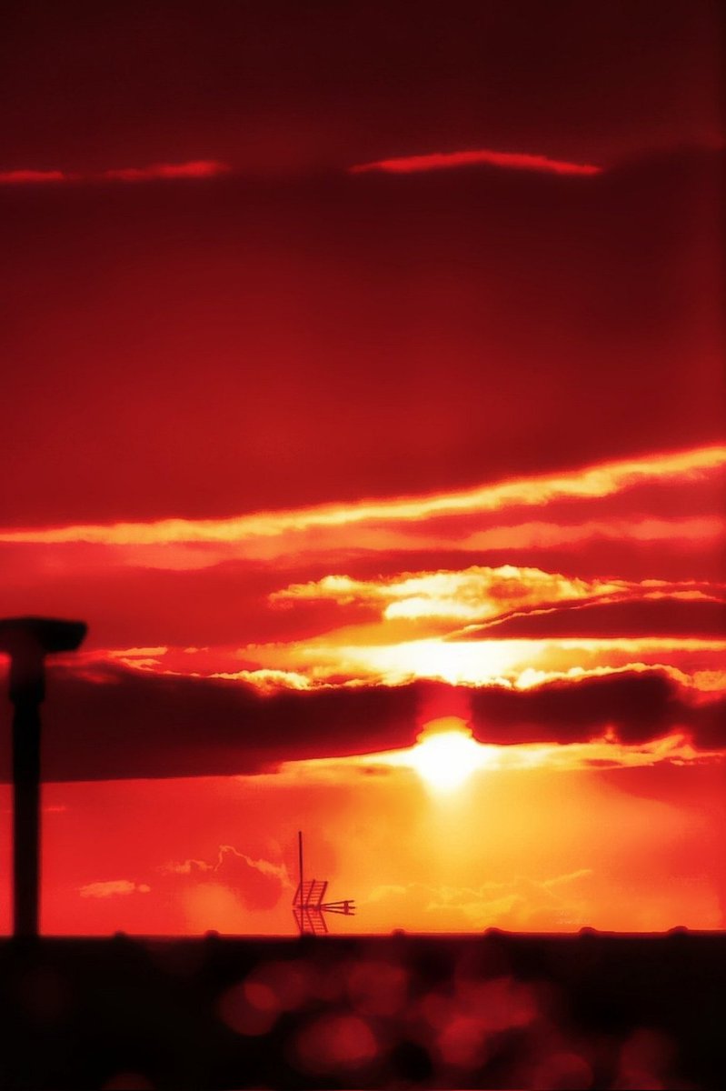 A_Sapphireh's tweet image. #Sunset from the #window
📸A.S