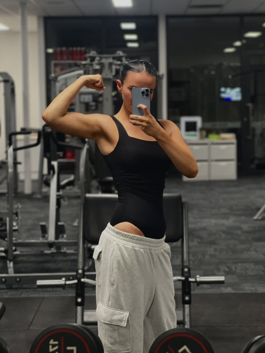 defsskinny's tweet photo. i hate the fact that i want to look visibly muscular but at the same time i also want to be deathly skinny. it's like my mind can't make up what it wants https://t.co/jg4Ts0G0Pe
