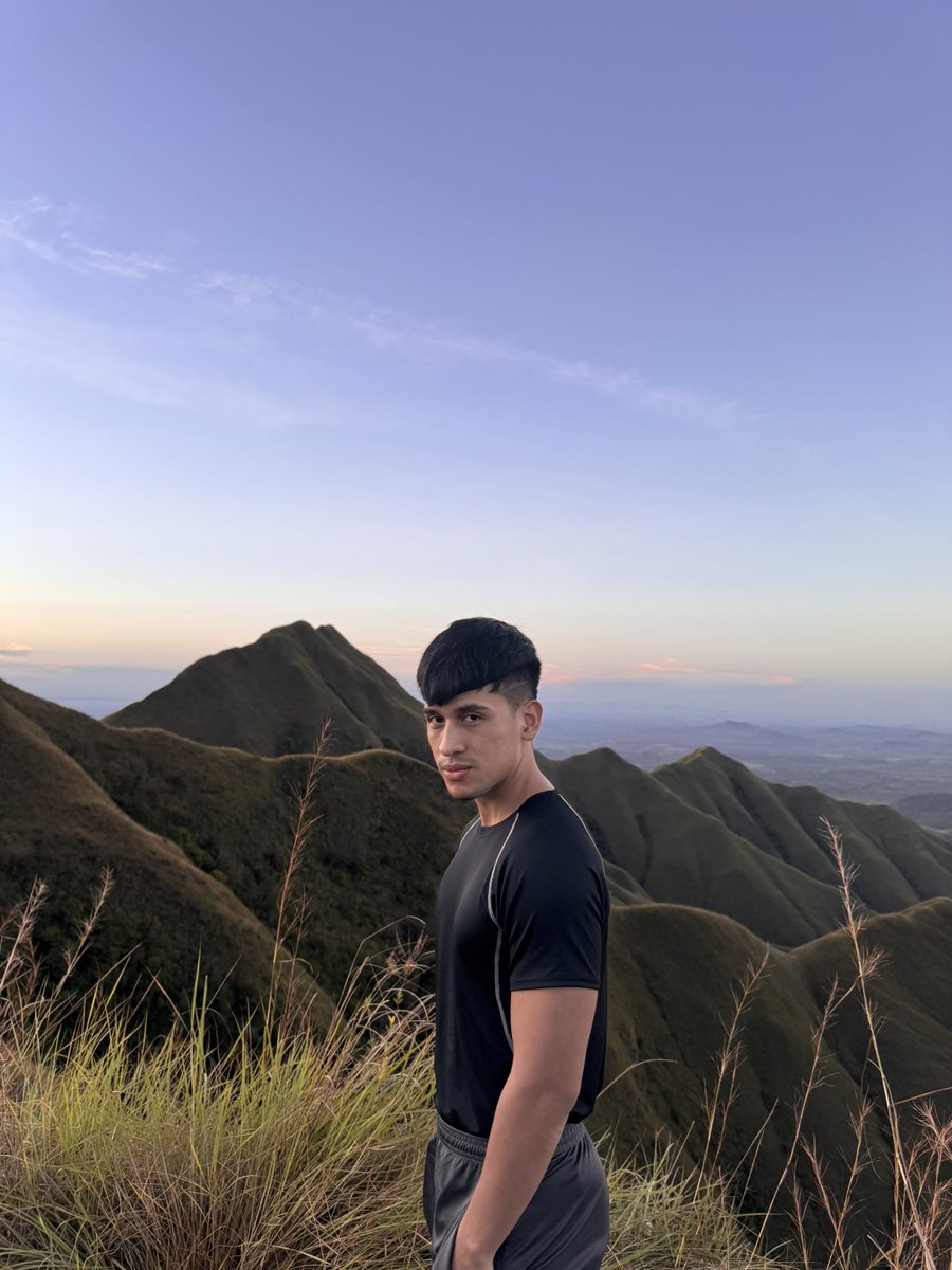 rayjap_'s tweet photo. La vista desde la cima siempre vale la pena el esfuerzo. ⛰️✨ https://t.co/leOagTCkx4