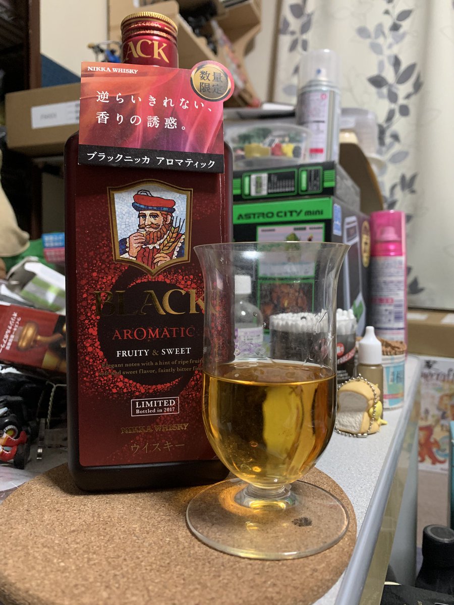 なんか寝そびれている。 本日のお酒は、ブラックニッカのアロマ