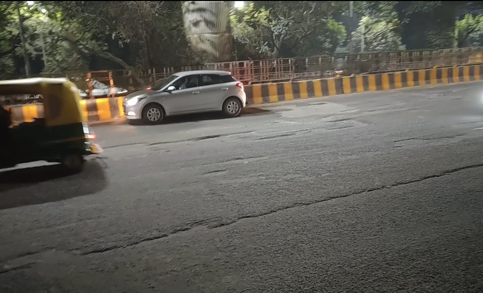 Vansh15's tweet photo. There is a dangerous pothole on this road which poses a serious risk to daily bike commuters, especially at night. Several near-accidents have already occurred. Immediate repair is requested to prevent any major mishap.
Near Logix Mall ... Noida to Gr Noida. https://t.co/k40VvXhlVT