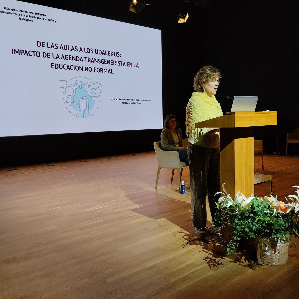 Continúa nuestra compañera de @DoFemco Maricruz Garrido <a href="/Mcruz_Garrido/">MCruz</a>, profesora de inglés en Bilbao y activista por mejorar la coeducación en la enseñanza no reglada. En su charla “De las aulas a los udalekus: impacto de la agenda transgenerista en la educación no formal”
